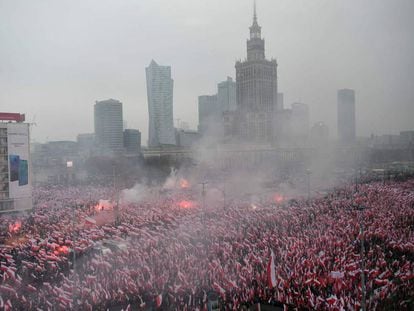 Milhares de ultras marcham neste domingo em Varsóvia durante o dia da independência da Polônia.