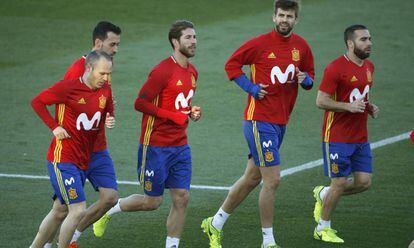 Ramos e Piqué (ao centro), durante treinamento da seleção espanhola.