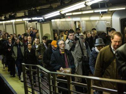 Usuários enfrentam longas filas na linha Metro-North, sentido Manhattan.