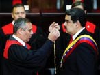 El presidente de la Corte Suprema de Venezuela, Maikel Moreno, juramenta al presidente de Venezuela, Nicolás Maduro, durante la ceremonia en la Corte Suprema.
