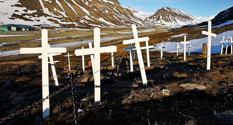 O cemitério de Longyearbyen, no arquipélago de Svalbard, não recebe novos inquilinos desde que se proibiu enterrar ninguém mais na ilha nos anos 30.