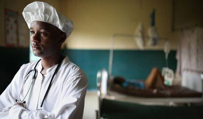 Abdoul Gadiri Diallo, médico do centro de saúde CMC Flamboyants em Conacri, Guiné.