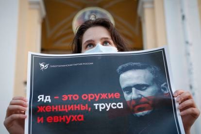Uma mulher segura um cartaz de apoio a Navalni durante uma concentração de apoio ao líder de oposição russo, nesta quinta-feira, em São Petersburgo.