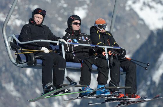 Putin, à esquerda, e o primeiro-ministro, Dmitri Medvédev, no centro, de esqui.