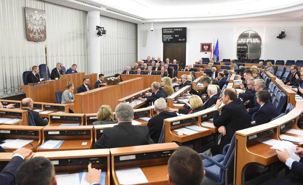 Senadores poloneses na sessão sobre a lei que se refere aos campos nazistas nesta quinta-feira