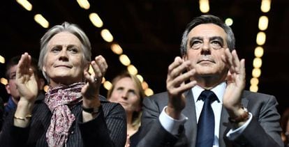 François Fillon e Penelope, durante ato político em novembro.