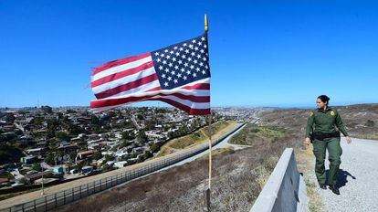 Uma agente na fronteira entre a Califórnia (Estados Unidos) e o México.