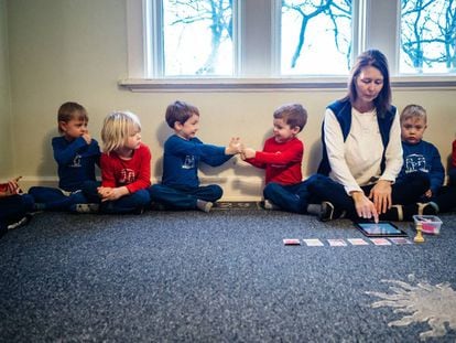 Meninos decidem com sua professora as atividades que realizarão depois.