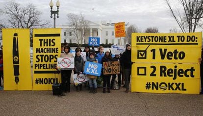 Manifestantes contrários ao oleoduto pedem o veto na Casa Branca.
