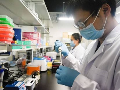 Pesquisadores da Universidade de Pequim realizam um teste com a vacina contra a covid-19.