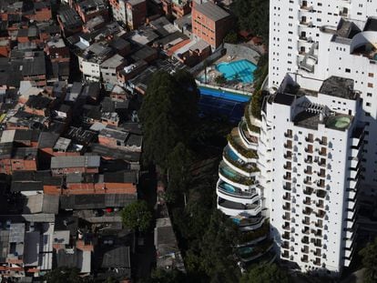 Vista aérea mostra a maior favela da cidade, Paraisópolis, ao lado de luxuosos prédios de apartamentos.