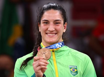 Mayra Aguiar com a terceira medalha de bronze conquistada nas Olimpíadas.