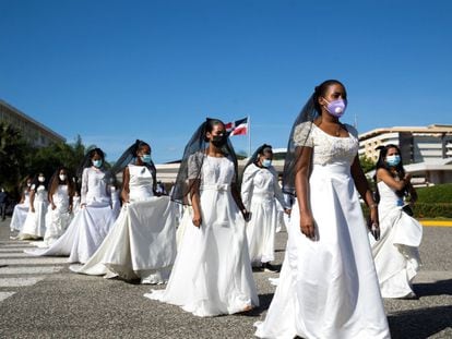 Estudantes participam da “Marcha das Noivas”, ato em que são lembradas mulheres vítimas de violência de gênero, em Santo Domingo (República Dominicana), na terça.