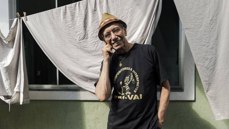 Osvaldinho da Cuíca em sua casa no Cambuci