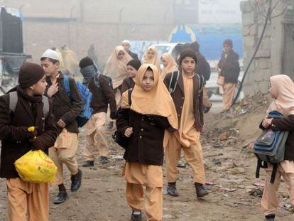 Crianças paquistanesas vão ao colégio em Peshawar, Paquistão.