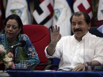 O presidente da Nicarágua Daniel Ortega com sua esposa, Rosario Murillo.