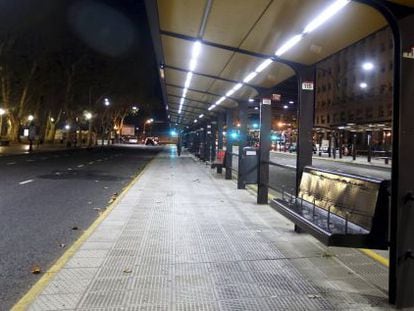 Estação de ônibus vazia em Buenos Aires, nesta terça-feira.