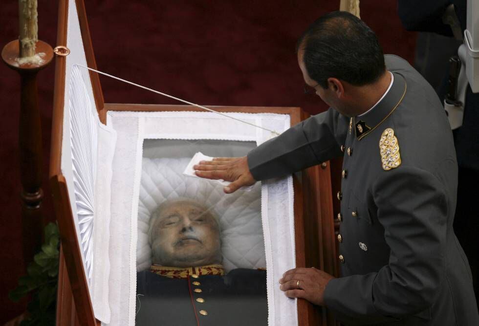 Ataúde de Augusto Pinochet durante seu funeral.