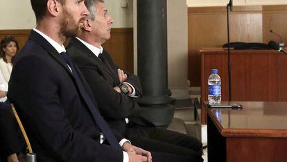 Lionel Messi e seu pai durante uma audiência em tribunal de Barcelona