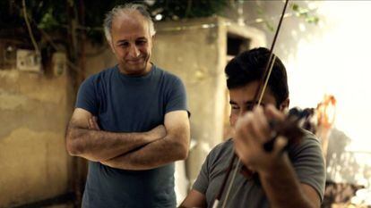 Gani Mirzo entrega na Síria um violino doado no País Basco.
