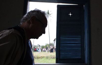 O ex-preso pol&iacute;tico Umberto Trigueiros Lima na casa onde foi torturado no Rio.