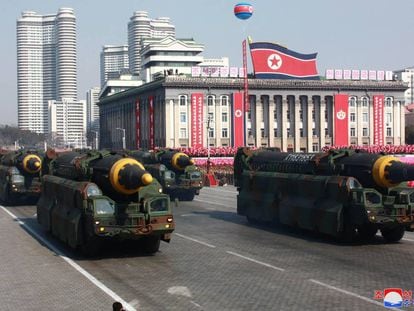 Mísseis Hwasong-12's são exibidos em parada militar no dia 8 de fevereiro. A foto foi divulgada nesta sexta (9) pela Coreia do Norte.
