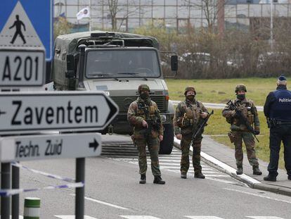 Soldados e policiais patrulham as imediações do aeroporto de Zaventem em Bruxelas.