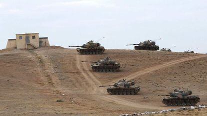 Tanques turcos passam por Suruc, perto da fronteira com a Síria.