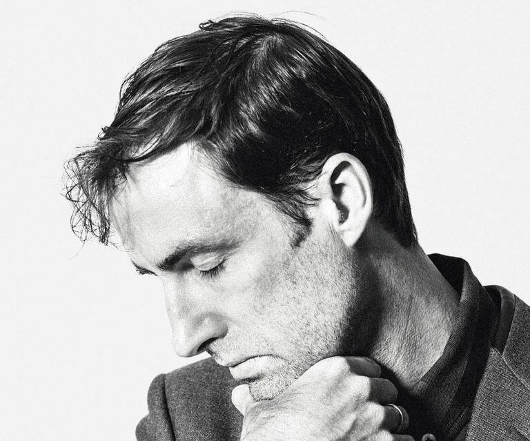 O rosto de Andrew Bird aparece nitidamente abatido graças ao traumático descobrimento de que se é um quarentão durante pelo menos uma década
