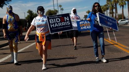 Manifestação promove o voto latino em Joe Biden em Phoenix, no Arizona, no dia 31 de outubro.