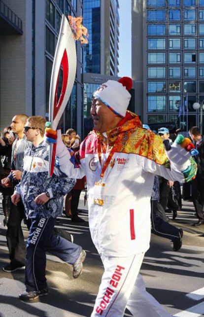 O secretário geral da ONU, Ban Ki-moon, porta a tocha olímpica em Sochi.
