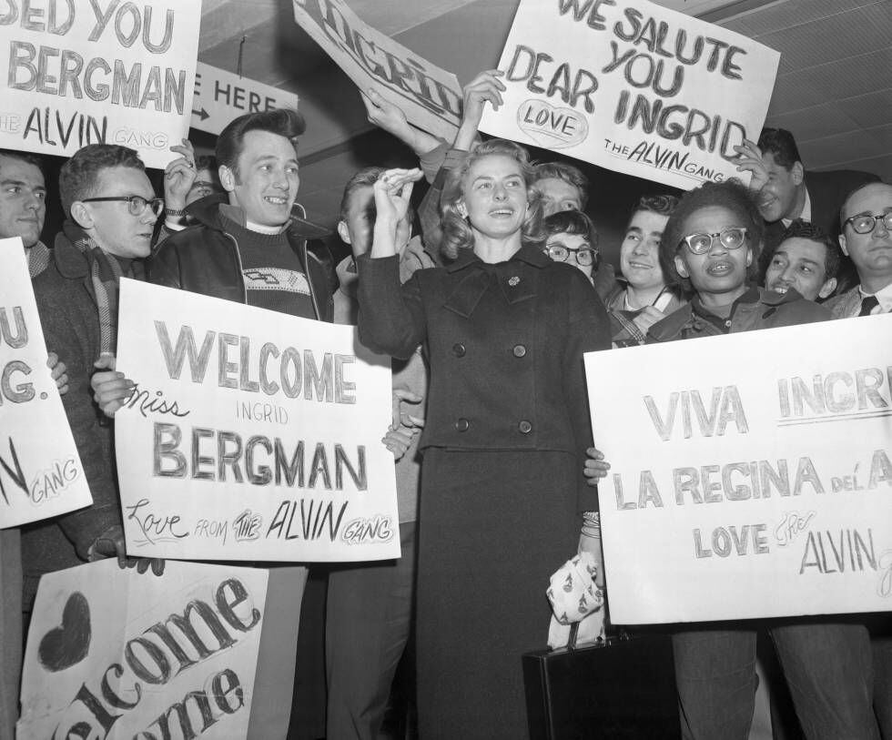 Ingrid Bergman é recebida por fãs no aeroporto de Nova York.