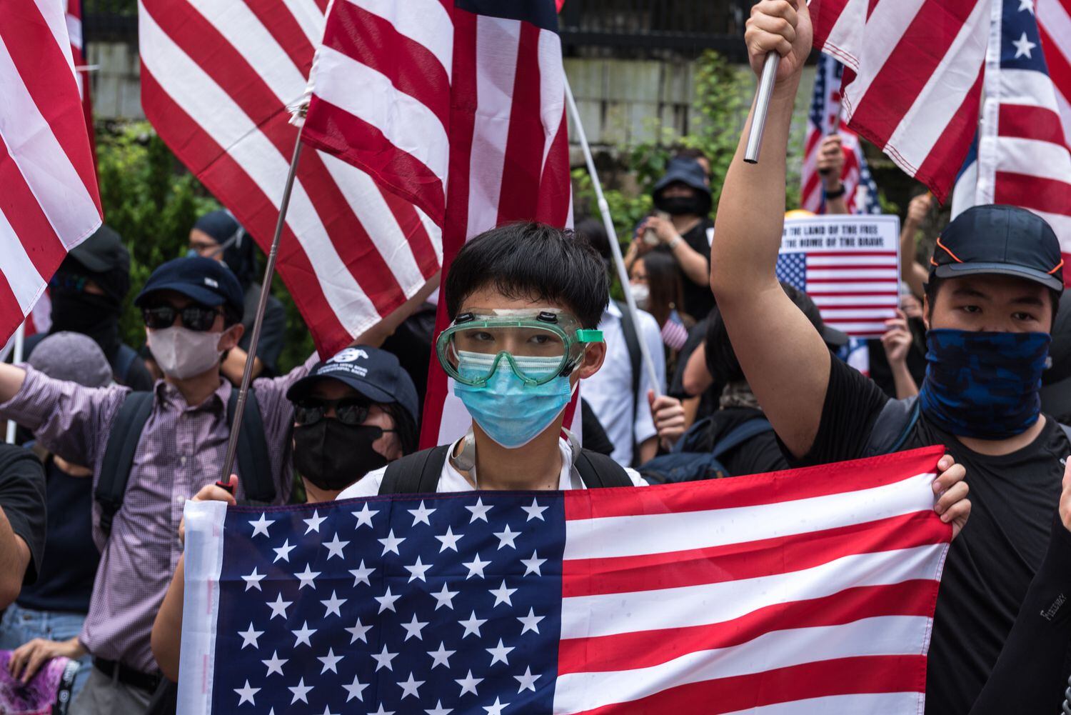 Manifestação em Hong Kong, em setembro do ano passado, com bandeira dos Estados Unidos.