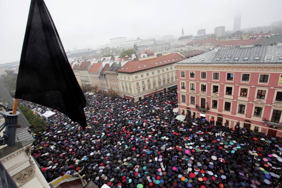Manifestação da ‘segunda-feira negra’ em Varsóvia, em outubro de 2016.