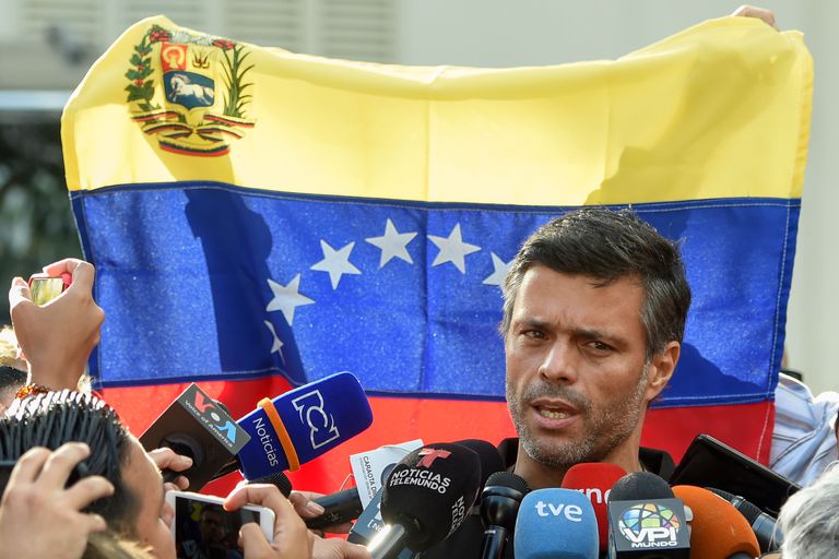 O líder oposicionista Leopoldo López atende a imprensa em Caracas, no dia 2 de maio de 2019.