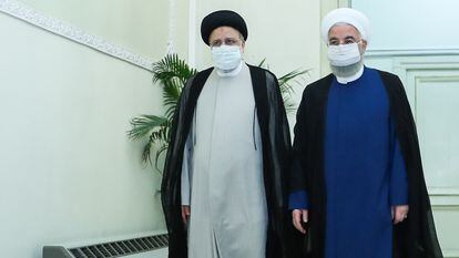 O presidente eleito, Ebrahim Raisi (à esquerda), com o presidente iraniano, Hassan Rouhani, antes da entrevista coletiva no sábado em Teerã. Em vídeo, declarações dos dois mandatários.