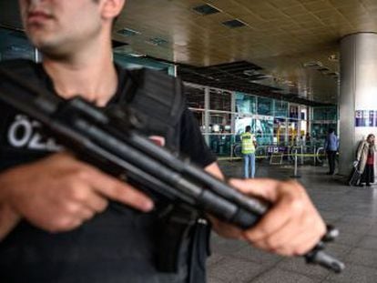 Mais de 20 pessoas foram detidas por suspeita de envolvimento com o atentado no aeroporto de Istambul, que deixou 42 mortos e ao menos 239 feridos