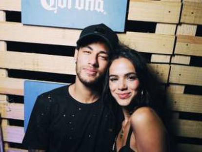 O jogador Neymar e a atriz Bruna Marquezine em Fernando de Noronha. Se a ideia é esquecer o ex, a recomendação é se manter ocupado e cortar contato e deixar de sonhar com reencontros como o do casal.