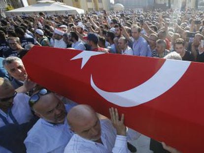 Partidários do presidente apoiam o chamado do líder turco ao continuarem mobilizados. Governo do Ocidente demonstram preocupação por risco de restrição de liberdades