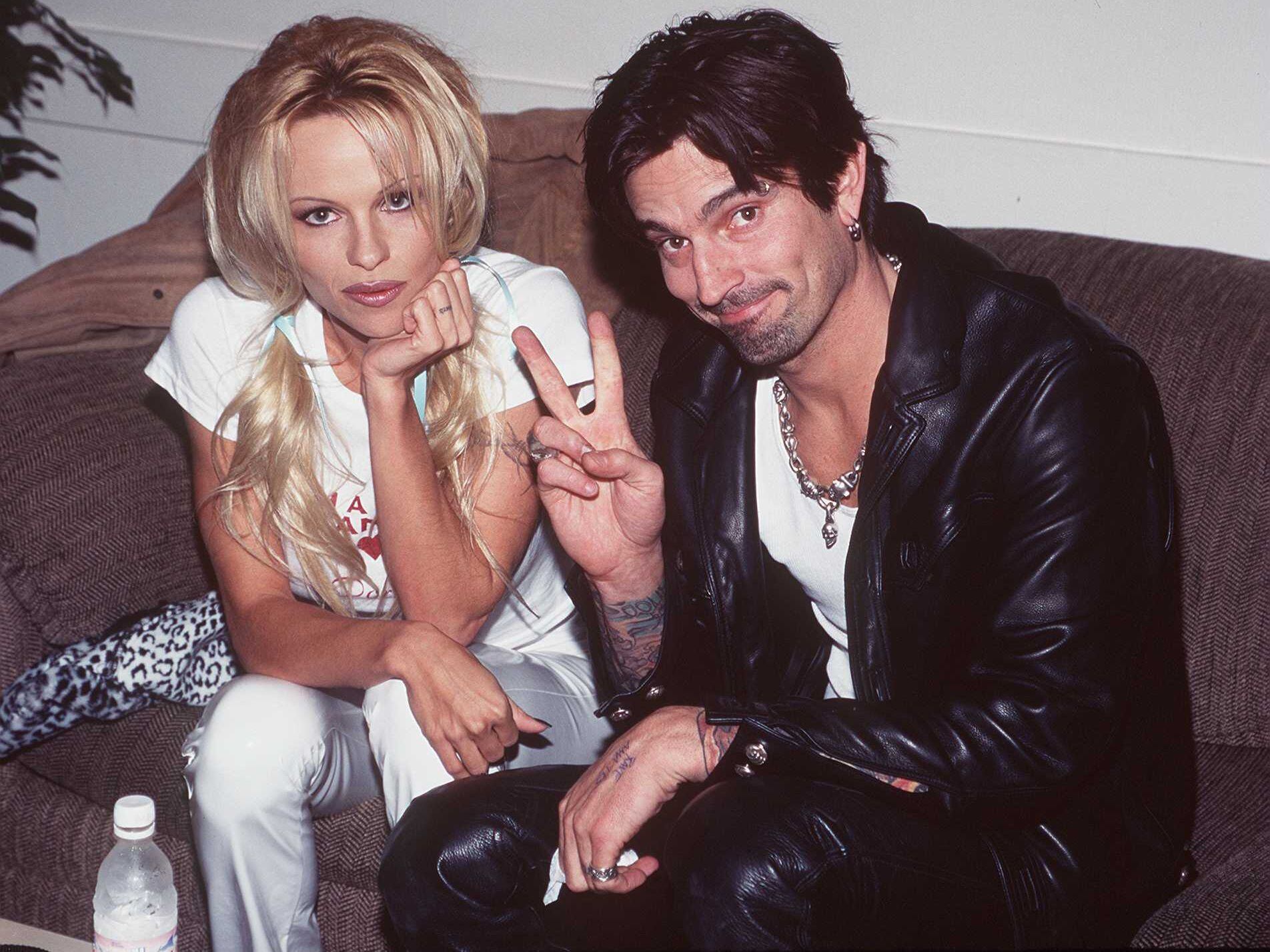 Pamela Anderson e Tommy Lee fotografados em 1997 no ‘backstage’ da cerimônia de entrega dos American Music Awards, em Los Angeles. 