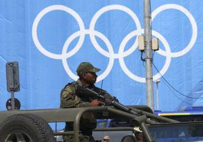 Soldados protegem a zona de Copacabana em Rio