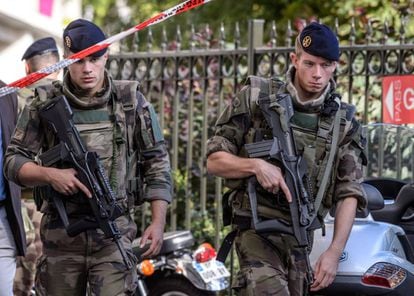 Policiais e soldados vigiam o lugar do atropelamento em Paris.