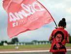 Uma militante do partido PT com uma t-shirt de Dilma Rousseff em Brasilia.