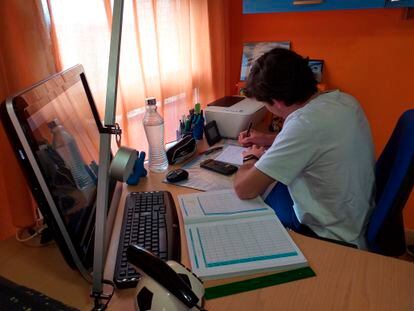 Estudante se prepara para um exame em sua casa, durante a crise da covid-19.