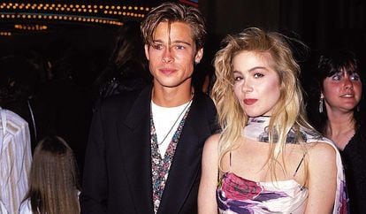 Os jovens Brad Pitt e Christina Applegate no MTV Awards de 1989.
