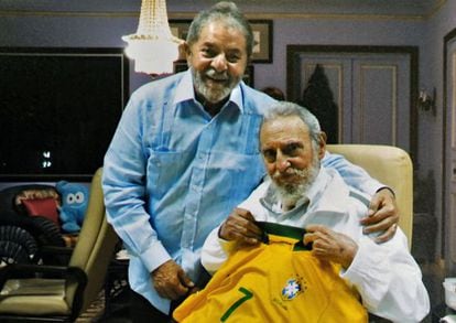 Lula presenteia Fidel Castro com uma camiseta do Brasil. / R. Stuckert AFP