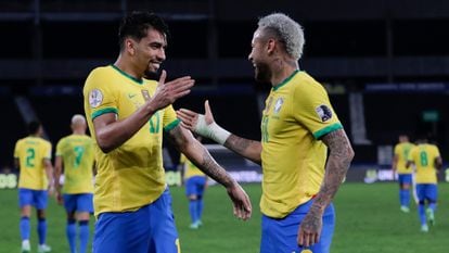 Paquetá comemora gol contra o Peru com Neymar.