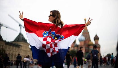 Torcedora croata na Praça Vermelha na véspera da final.