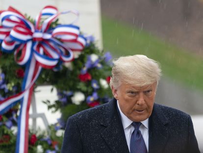 Donald Trump nesta quarta-feira no cemitério militar de Arlington (Virginia).