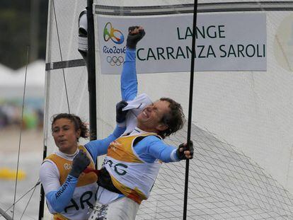 Santiago Lange e Cecilia Carranza comemoram o ouro para a Argentina na classe Nacra 17.